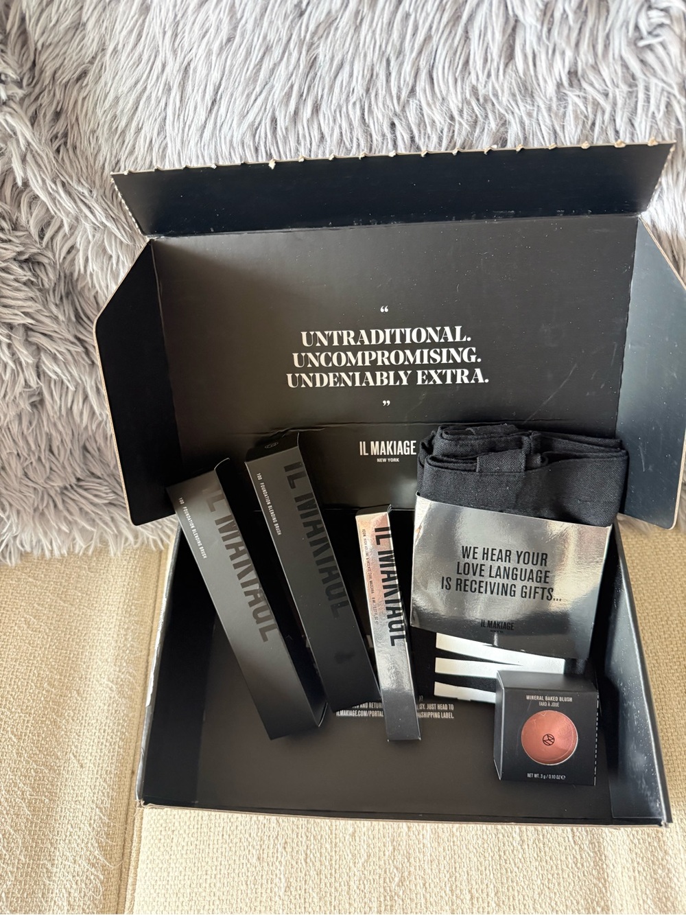 IL MAKIAGE Makeup Set in Black Packaging